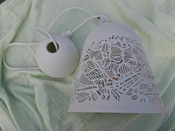 Witte hanglamp met patroon IKEA, Huis en Inrichting, Lampen | Hanglampen, Zo goed als nieuw, 50 tot 75 cm, Metaal, Ophalen of Verzenden