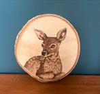 Hert op houten schijf met schors handgemaakt, Nieuw, Ophalen of Verzenden, Minder dan 50 cm, Tekening