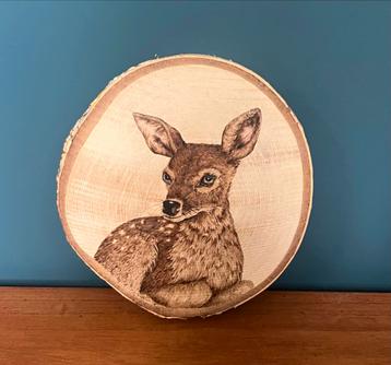 Hert op houten schijf met schors handgemaakt beschikbaar voor biedingen