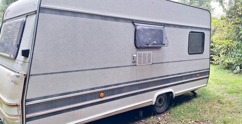 Ruime caravan + voortent + luifel + grondzeil, Caravans en Kamperen, Caravans, Particulier, Rondzit, Vast bed, Koelkast, Luifel