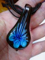 Druppelvorm glas kettinghanger met blauwe bloemen en stralen, Overige voorstellingen, Zo goed als nieuw, Glas of Kristal, Verzenden