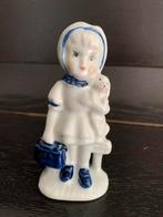 Porseleinen delftsblauw meisje met hondje, hoogte 11 cm., Verzamelen, Beelden en Beeldjes, Ophalen of Verzenden, Zo goed als nieuw