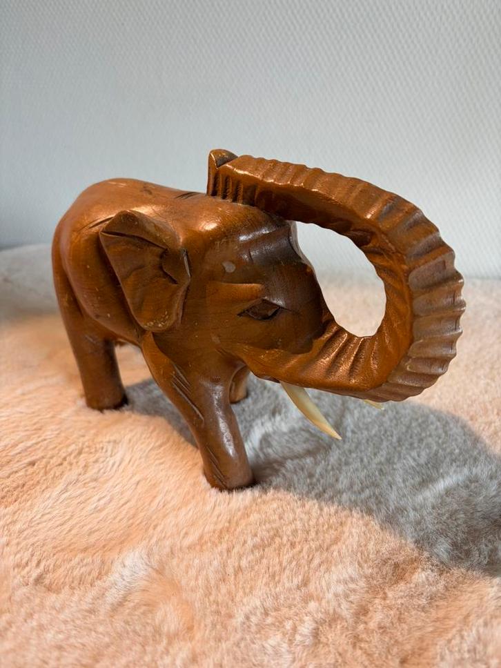 Handgesneden houten olifant met slagtanden, Antiek en Kunst, Kunst | Beelden en Houtsnijwerken, Ophalen of Verzenden