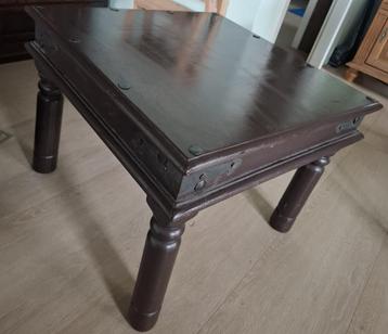 Klassieke houten bijzettafel beschikbaar voor biedingen