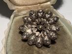 ANTIEKE BEWERKT GEKEURD ZILVER KLEDERDRACHT DOEKSPELD BROCHE, Sieraden, Tassen en Uiterlijk, Antieke sieraden, Verzenden, Zilver