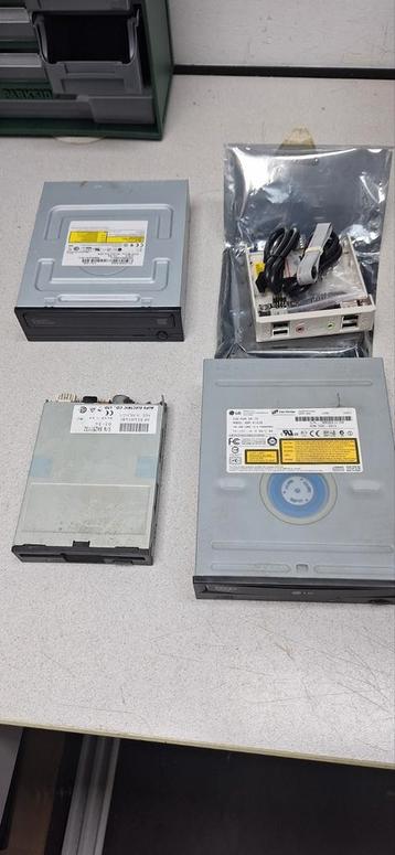 Floppydrive, IDE DVDrom, SATA DVDRW en i.o. panel beschikbaar voor biedingen