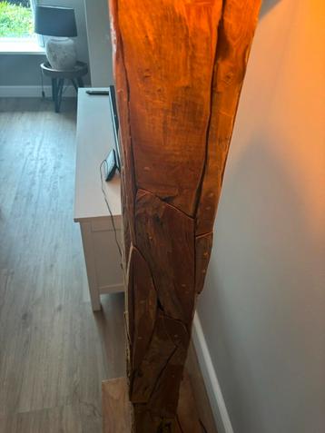 Houten vloerlamp met zwarte kap beschikbaar voor biedingen