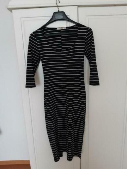 leuke jurk in zwart/wit, Kleding | Dames, Jurken, Zo goed als nieuw, Maat 38/40 (M), Zwart, Onder de knie, Ophalen of Verzenden