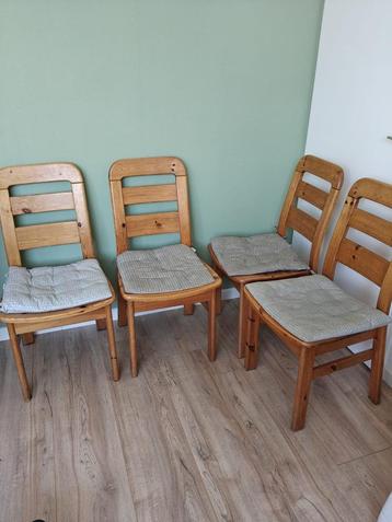 4 eetkamer stoelen beschikbaar voor biedingen