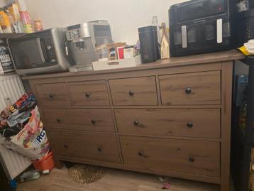 Dressoir met hangend deel voor erboven. 