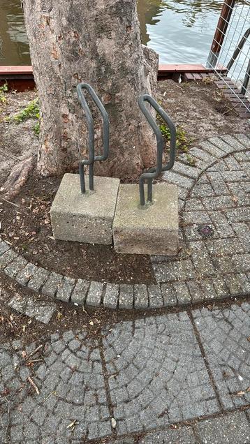 Fiets beton blok houder beschikbaar voor biedingen
