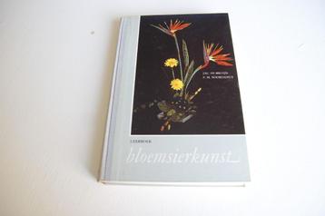 Leerboek bloemsierkunst beschikbaar voor biedingen