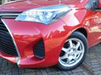 Toyota Yaris 1.3 VVT-i Aspiration Automaat (bj 2016), Auto's, Gebruikt, Euro 6, 4 cilinders, Bedrijf