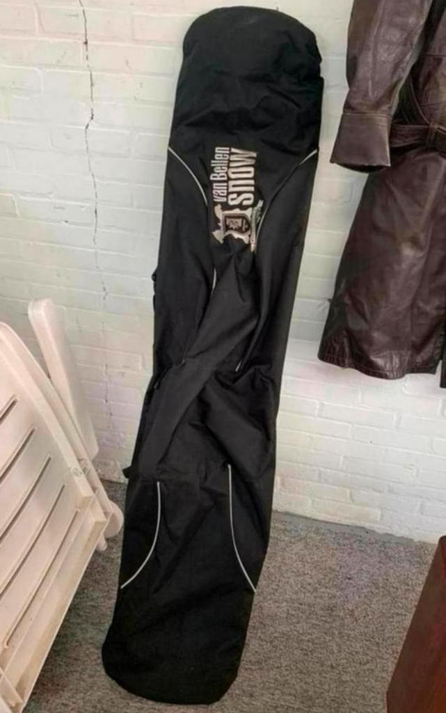 Snowboard in beschermhoes mooi board goede staat., Sport en Fitness, Snowboarden, Ophalen of Verzenden