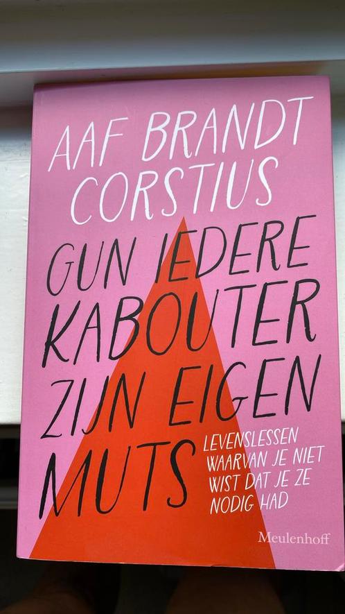Aaf Brandt Corstius - Gun iedere kabouter zijn eigen muts, Boeken, Essays, Columns en Interviews, Zo goed als nieuw, Ophalen of Verzenden