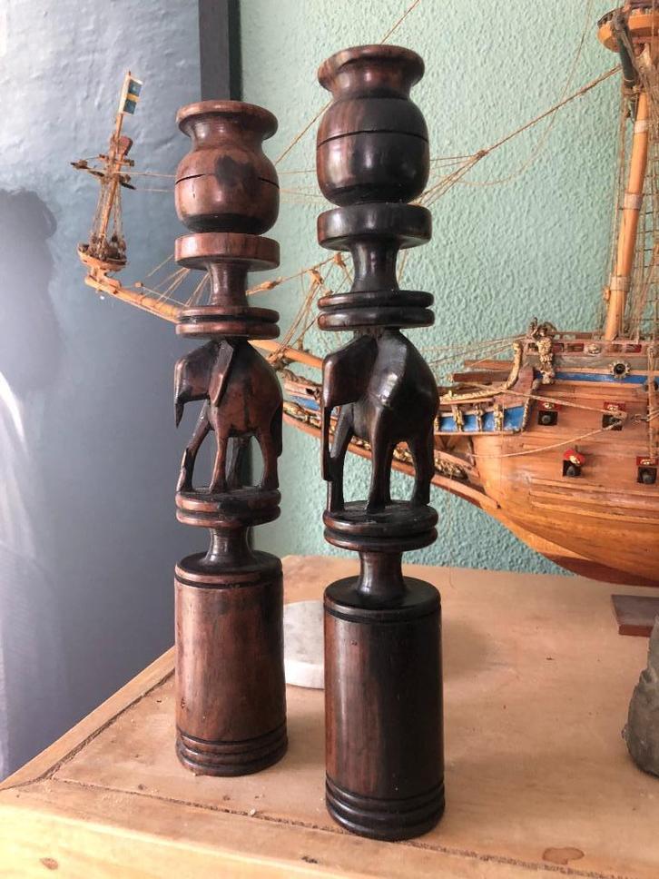 2 handgesneden houten kandelaars met olifanten – Oost-Afrika, Antiek en Kunst, Kunst | Niet-Westerse kunst, Ophalen of Verzenden
