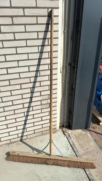 Bezem 100cm beschikbaar voor biedingen