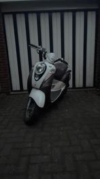 Sym mio 65cc, Fietsen en Brommers, Ophalen, Zo goed als nieuw, Benzine, Mio