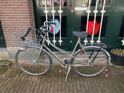 Sportieve fiets Sparta zand kleur met basil fietsmand zilver, Fietsen en Brommers, Fietsen | Dames | Omafietsen, Zo goed als nieuw