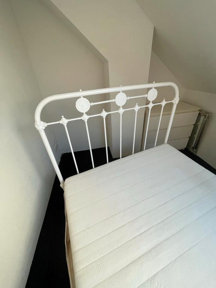 Oud gietijzeren bed 125x203 cm met lattenbodem en matras, Huis en Inrichting, Slaapkamer | Bedden, Gebruikt, Twijfelaar, 120 cm
