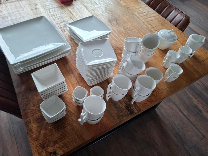 Yong servies, Huis en Inrichting, Keuken | Servies, Zo goed als nieuw, Compleet servies, Overige stijlen, Porselein, Ophalen