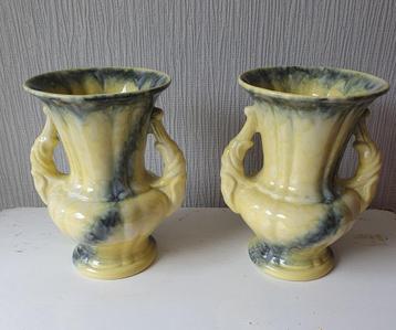 Twee vintage Art Deco vazen met opvallend 2-kleurig glazuur beschikbaar voor biedingen