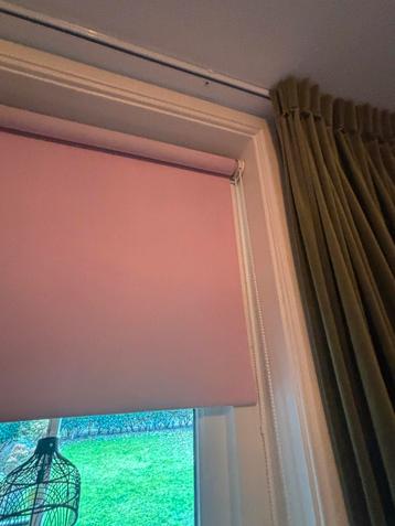 Verduisterd rolgordijn lichtroze beschikbaar voor biedingen