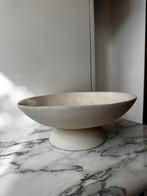 Geweldige schaal op voet van klei, Huis en Inrichting, Woonaccessoires | Schalen en Manden, Ophalen of Verzenden, Zo goed als nieuw