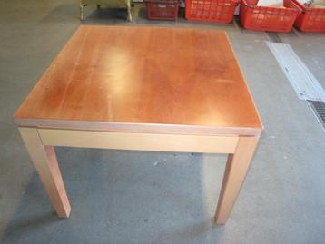 Salontafeltje van hout met kersen fineer beschikbaar voor biedingen