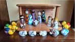 moderne houten kerststal met 16 kleurrijke figuren, Diversen, Ophalen of Verzenden, Zo goed als nieuw