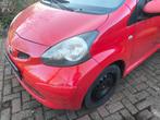 Toyota Aygo Voorkop /lampen/spatschermen/bumpers 2008 rood ., Ophalen of Verzenden, Links, Toyota, Bumper