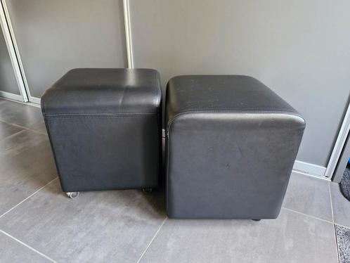 2x zwarte poef / hocker verrijdbaar, Huis en Inrichting, Banken | Voetenbanken en Poefen, Gebruikt, Minder dan 50 cm, Minder dan 50 cm