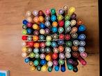 Tombow ABT Dual Brush Pen – Set van 96 kleuren (met houder), Hobby en Vrije tijd, Tekenen, Ophalen of Verzenden, Zo goed als nieuw