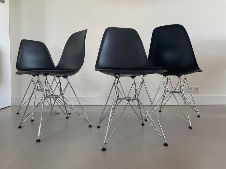 2x Vitra eames stoelen zwart met stoffering chroom dsr, Huis en Inrichting, Stoelen, Zo goed als nieuw, Vijf, Zes of meer stoelen