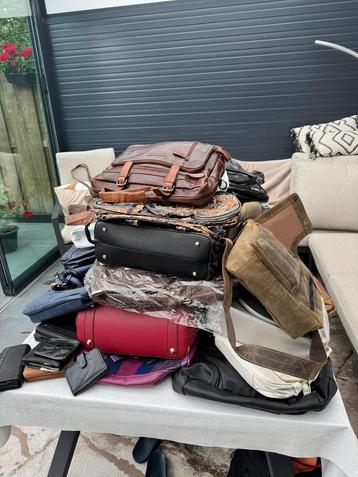 Tassen en riemen te koop beschikbaar voor biedingen