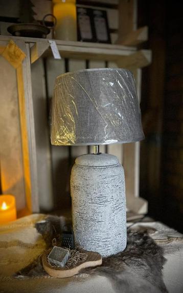 Stenen lamp met kap beschikbaar voor biedingen