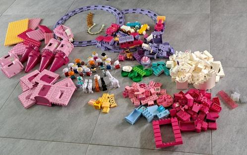 Grote bak Hello Kitty Duplo – uren speelplezier!, Kinderen en Baby's, Speelgoed | Duplo en Lego, Zo goed als nieuw, Duplo, Losse stenen