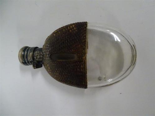 A5619 Antiek heupflesje glas/slangenleer, Antiek en Kunst, Antiek | Glas en Kristal, Ophalen of Verzenden