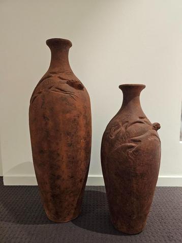Terracotta stenen vazen beschikbaar voor biedingen