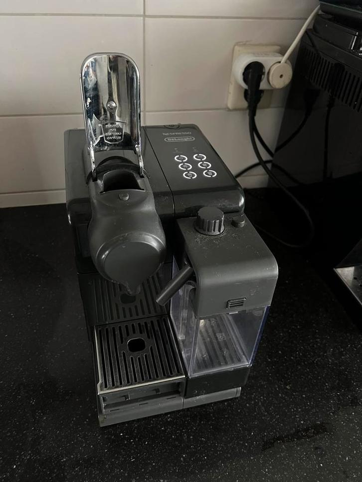 Nespresso DeLonghi Lattissima – koffie cupjes melkreservoir, Witgoed en Apparatuur, Koffiezetapparaten, Zo goed als nieuw, Koffiemachine