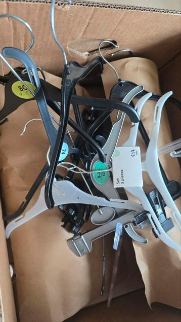 GRATIS kinderkledinghangers beschikbaar voor biedingen