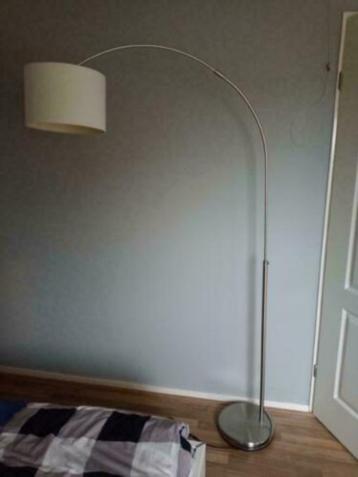mooie booglamp met 2 verschillende kappen beschikbaar voor biedingen