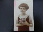Jongedame met boeketje bloemen, gelopen, 1934., Verzamelen, Ansichtkaarten | Themakaarten, Verzenden, 1920 tot 1940, Gelopen, Kinderen