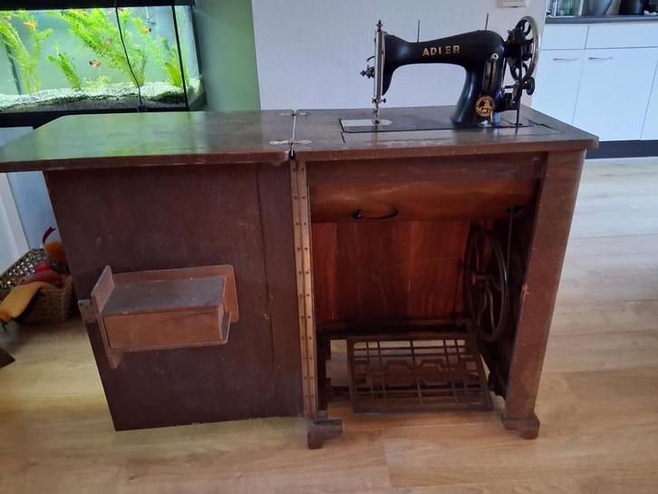 Vintage Adler naaimachine uit 1930 in kast, Antiek en Kunst, Antiek | Naaimachines, Ophalen