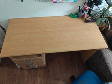 Houten study bureau met lades