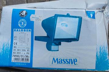massive buitenlamp met bewegingsmelder met fel licht. Kleur  beschikbaar voor biedingen