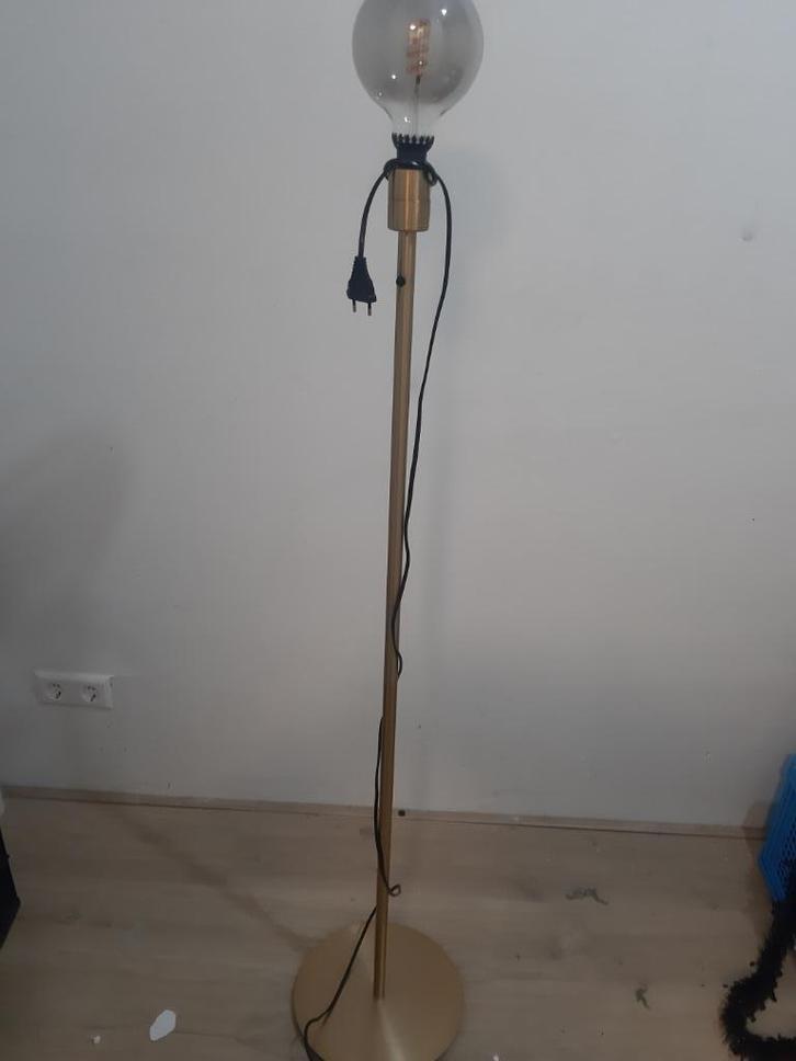 Vloerlamp Ikea Skaftet. Messingkleurig, Incl. ledlamp, Huis en Inrichting, Lampen | Vloerlampen, Zo goed als nieuw, 150 tot 200 cm