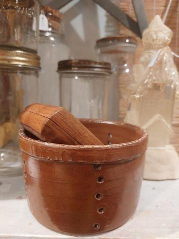 Oude kaasmal aardewerk beschikbaar voor biedingen