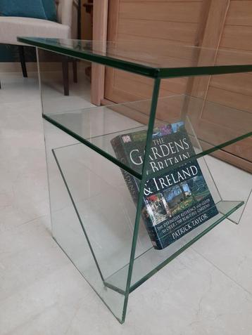 Glazen bijzettafel beschikbaar voor biedingen