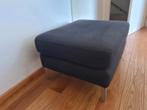 Donkergrijze poef met stalen poten, Huis en Inrichting, Banken | Voetenbanken en Poefen, Ophalen, Zo goed als nieuw, Metaal, Modern